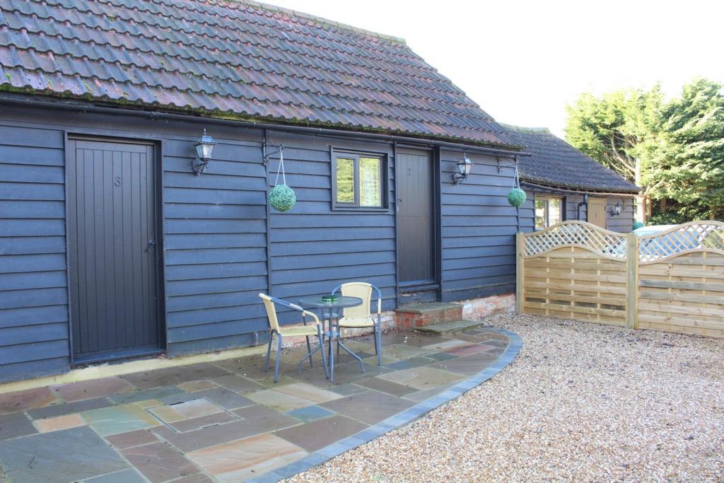 Burton End, Stansted, CM24 2 bed barn conversion £995 pcm (£230 pw)