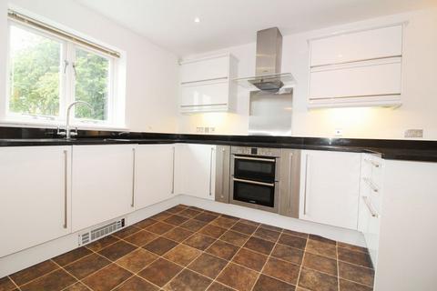 4 bedroom semi-detached house to rent, The Broadway, Lamberhurst, Tunbridge Wells