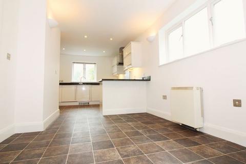 4 bedroom semi-detached house to rent, The Broadway, Lamberhurst, Tunbridge Wells