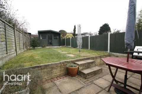 3 bedroom terraced house to rent, Havering Road - Rise Park - RM1