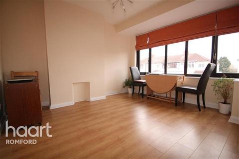 3 bedroom terraced house to rent, Havering Road - Rise Park - RM1