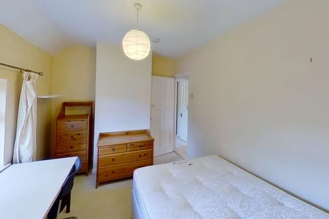 3 bedroom semi-detached house to rent, Alresford Road, Guildford, GU2 7UG