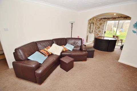 3 bedroom detached house to rent, Broadstone