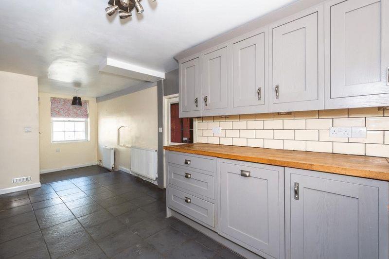 Ash Walk, Warminster 3 bed semidetached house £250,000