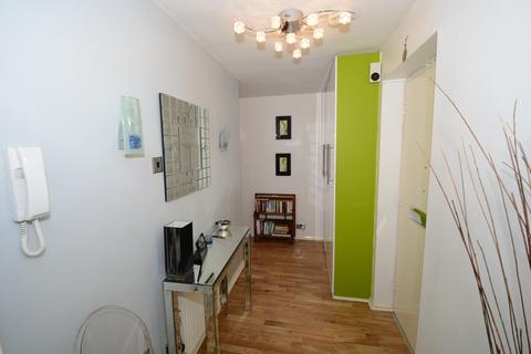 2 bedroom flat for sale - The Hollies, Wanstead