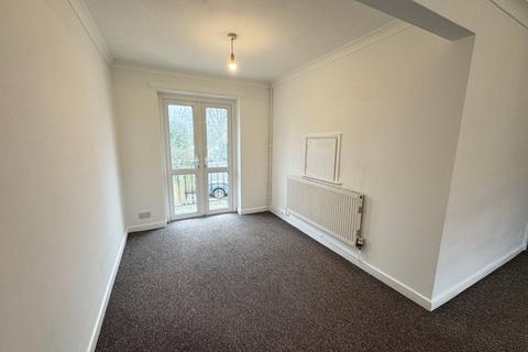 undefined, Topsham - Popular purpose built first floor flat.