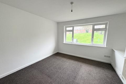 undefined, Topsham - Popular purpose built first floor flat.