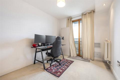 2 bedroom flat to rent, Western Beach Apartments, 36 Hanover Avenue, London