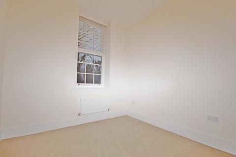 2 bedroom flat to rent, Longley Road, Chichester, PO19