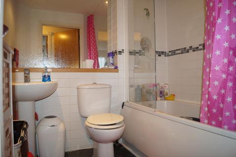 2 bedroom flat to rent, Arai Court, Perrymans farm road, Newbury park, Ilford IG2