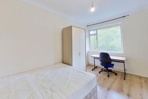 4 bedroom terraced house to rent, Guildford Park Avenue, Guildford, GU2 7NJ