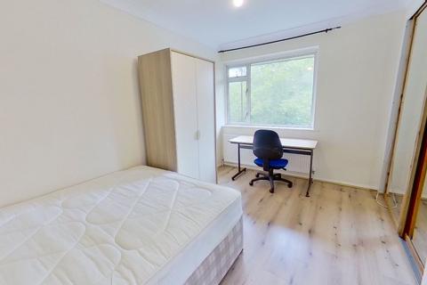 Guildford Park Avenue, Guildford, GU2 7NJ