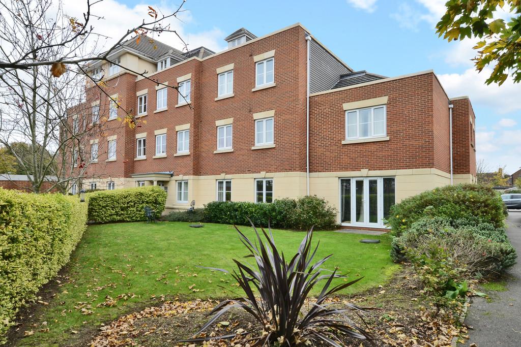 Blackwater, Surrey 2 bed ground floor flat for sale £250,000