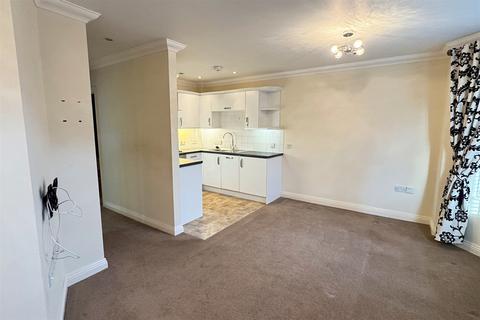 2 bedroom flat to rent, Blandford Town Centre