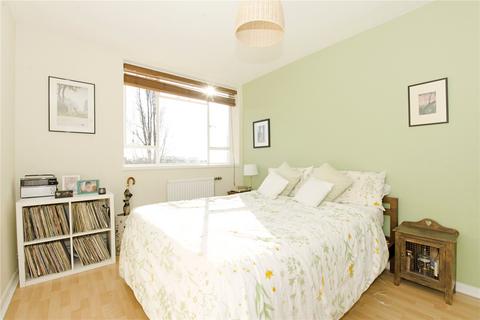 2 bedroom flat to rent, Bevin Court, Cruikshank Street, Islington, London