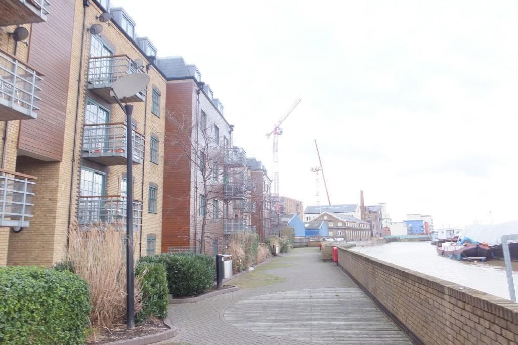 Apartment in Barking - View 2
