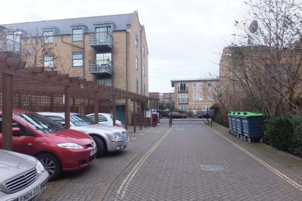 Apartment in Barking - View 3