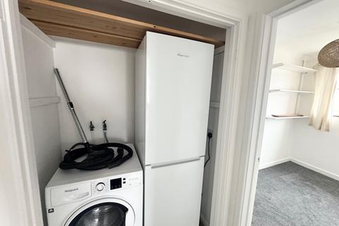 undefined, Topsham - Spacious apartment with 2 bedrooms and enjoying estuary views