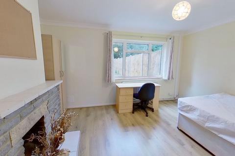 4 bedroom semi-detached house to rent, Cabell Road, Guildford, GU2 8JQ