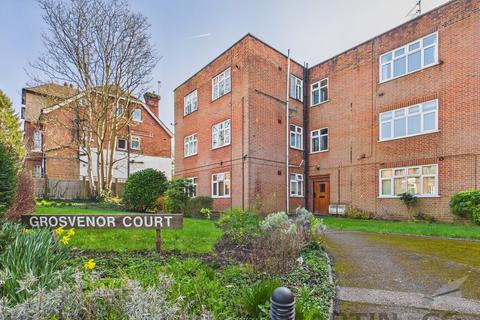 3 bedroom flat to rent, Grosvenor Road - Station Location