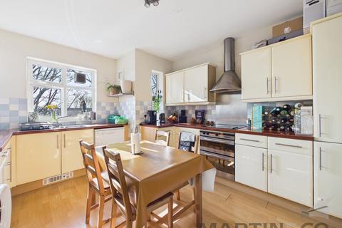 3 bedroom flat to rent, Grosvenor Road - Station Location