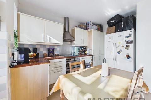 3 bedroom flat to rent, Grosvenor Road - Station Location