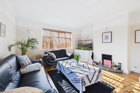 3 bedroom flat to rent, Grosvenor Road - Station Location