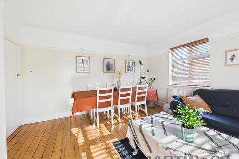 3 bedroom flat to rent, Grosvenor Road - Station Location