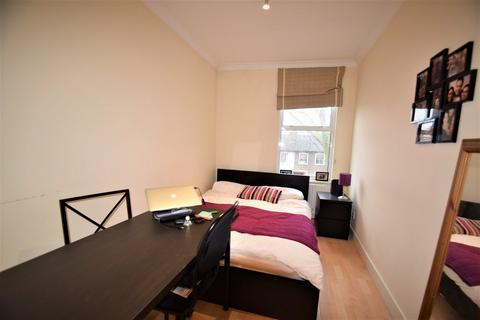 2 bedroom apartment to rent, Chiswick High Road, W4