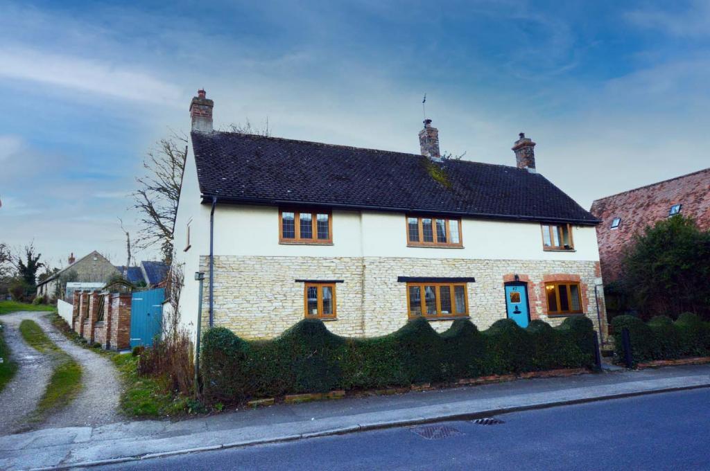 High Street, Stoke Goldington, MK16 3 bed detached house to rent £