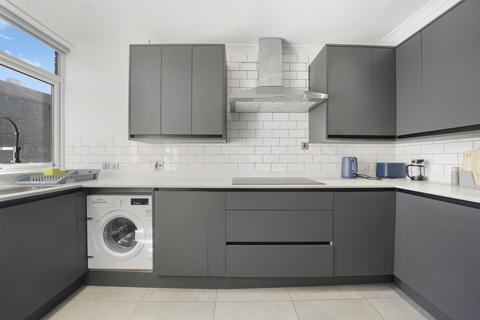 4 bedroom apartment to rent, Bethnal Green Road, London, E2