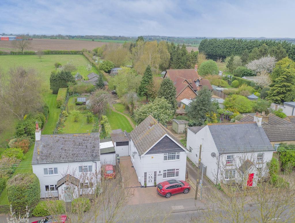 Station Road, Lower Stondon, Henlow, SG16 3 bed detached house £390,000