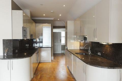 2 bedroom apartment to rent, High Street, Cranleigh