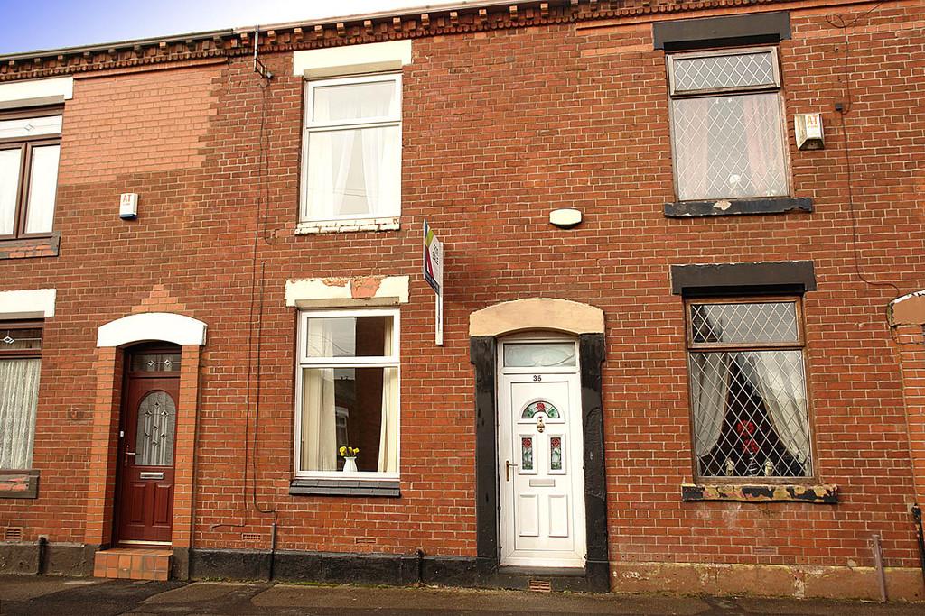 Bar Gap Road, Oldham 2 bed terraced house £67,000