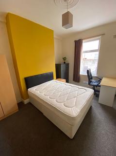 3 bedroom terraced house to rent, 3 Bedroom student property on Gainsborough Road, L15 * Half summer rent * Available July 2025