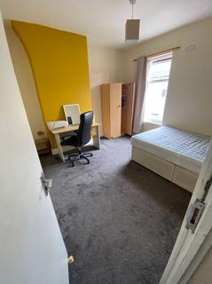 3 bedroom terraced house to rent, 3 Bedroom student property on Gainsborough Road, L15 * Half summer rent * Available July 2025