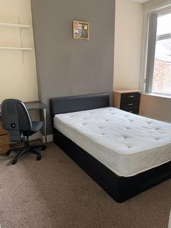 4 bedroom flat to rent, 4 Bed Student property on Smithdown Road, L15 Available July 2025