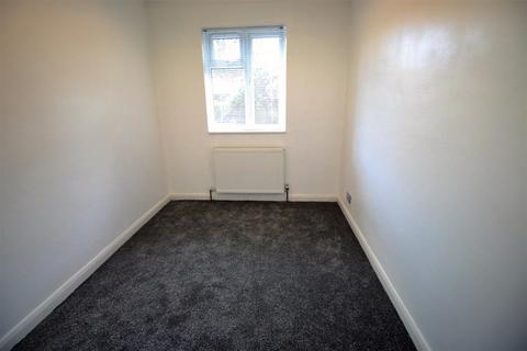 3 bedroom flat to rent, Cambria Close, HOUNSLOW, TW3