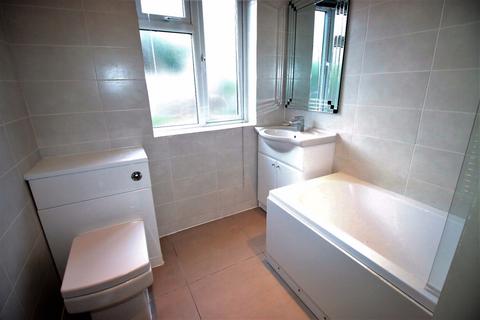 3 bedroom flat to rent, Cambria Close, HOUNSLOW, TW3