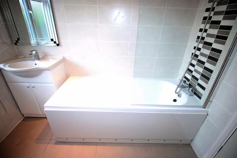 3 bedroom flat to rent, Cambria Close, HOUNSLOW, TW3