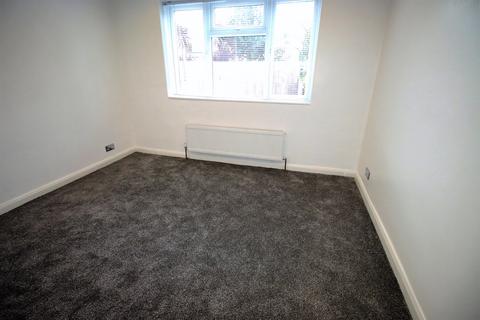 3 bedroom flat to rent, Cambria Close, HOUNSLOW, TW3