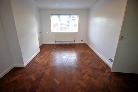 3 bedroom flat to rent, Cambria Close, HOUNSLOW, TW3