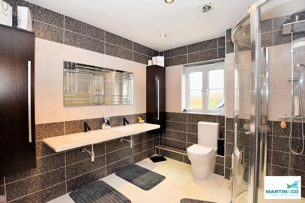 Main En Suite