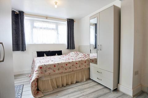 Studio to rent, Denzil Road, Dollis Hill, London NW10