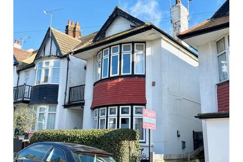 2 bedroom flat to rent, Beach Avenue, Leigh-on-Sea, Essex