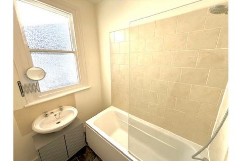 2 bedroom flat to rent, Beach Avenue, Leigh-on-Sea, Essex