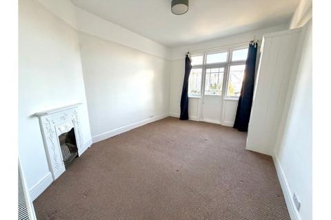 2 bedroom flat to rent, Beach Avenue, Leigh-on-Sea, Essex