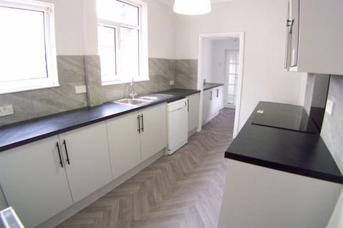 3 bedroom semi-detached house to rent, Otley Road, Leeds