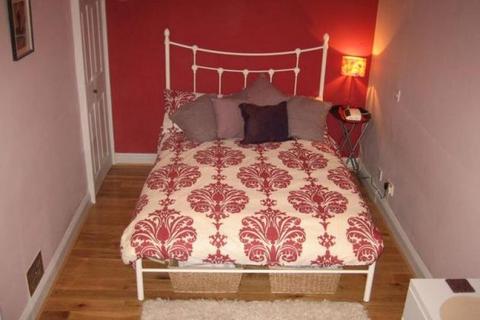 1 bedroom flat to rent, Well Court, Dean Village EH4