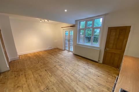 3 bedroom terraced house to rent, Osborne Road, Petersfield, GU32